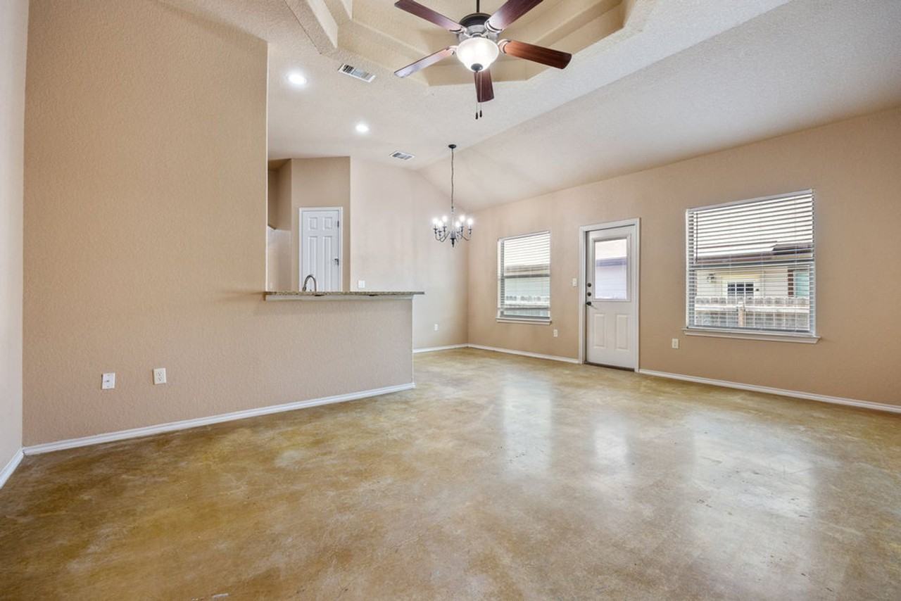 1048 Carolyn Cv - Photo 6 of 22