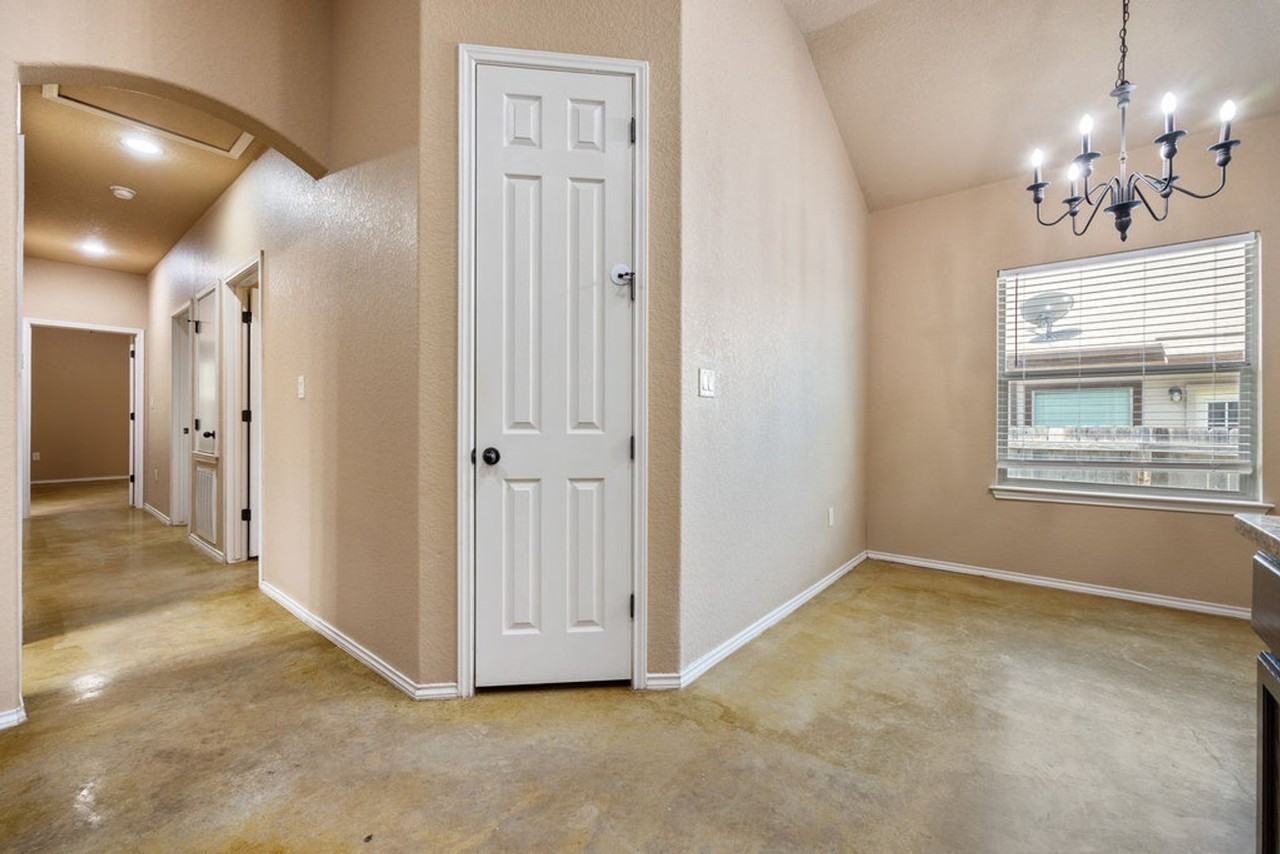 1048 Carolyn Cv - Photo 7 of 22