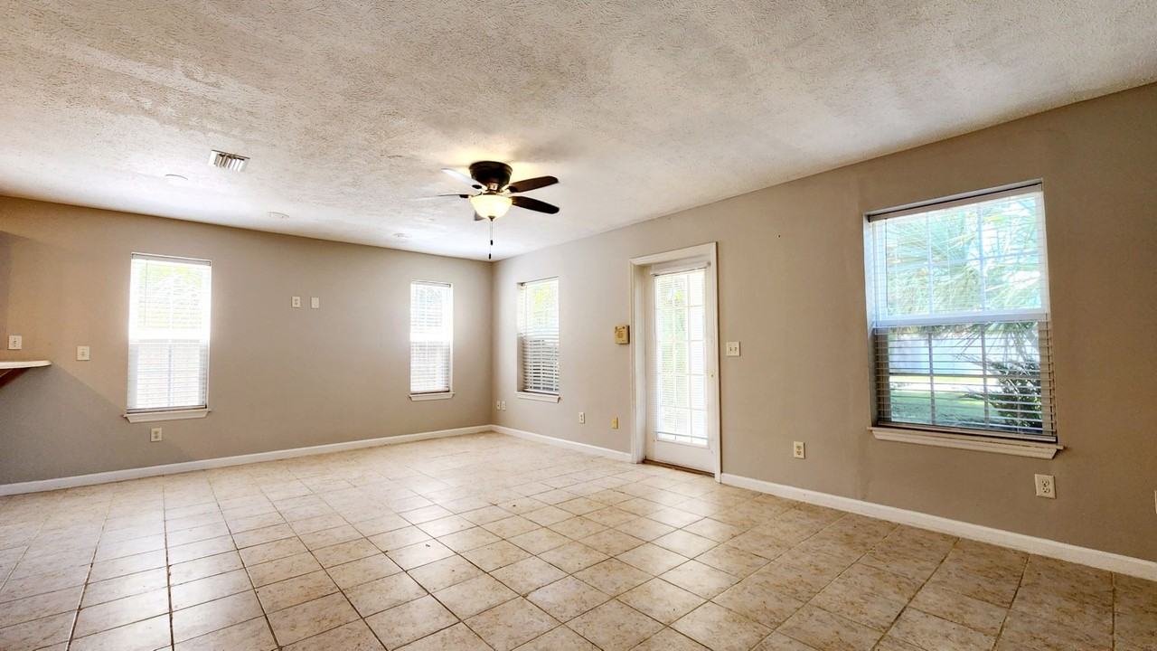 13306 Hibiscus St - Photo 3 of 19