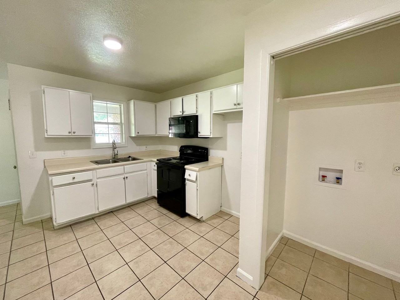 206 Oak St - Photo 3 of 10