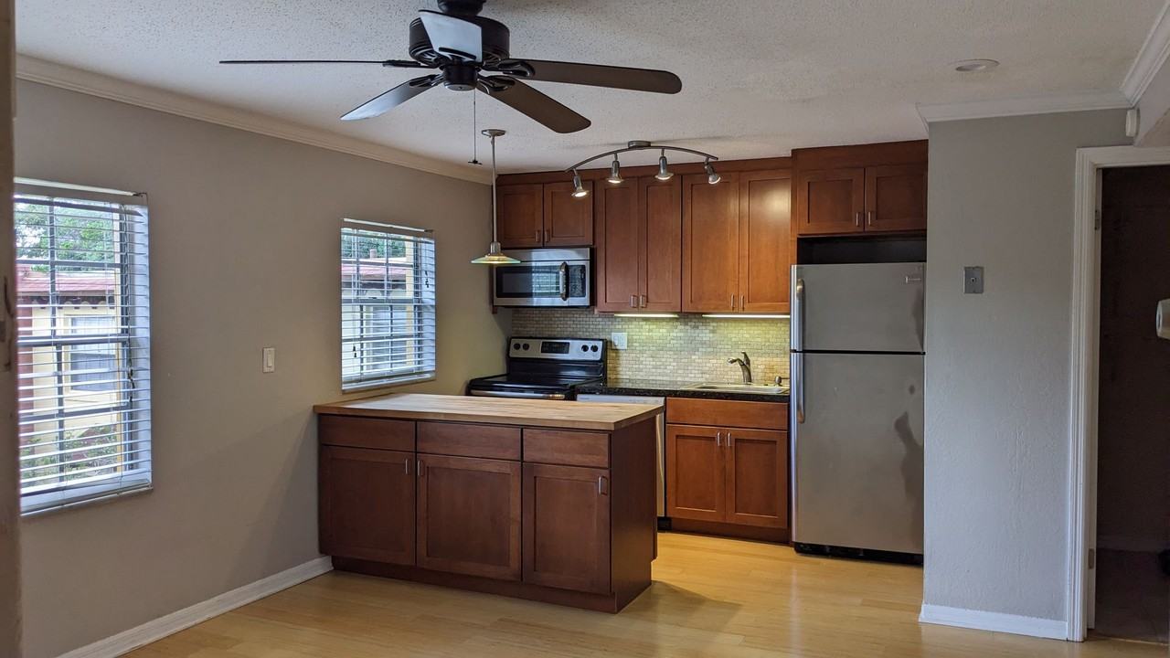 1525 Catherine St - Photo 4 of 10