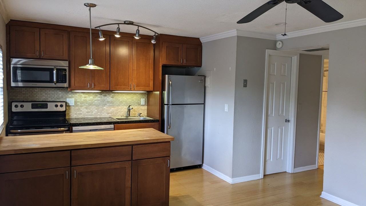 1525 Catherine St - Photo 5 of 10