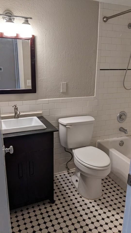 1525 Catherine St - Photo 6 of 10