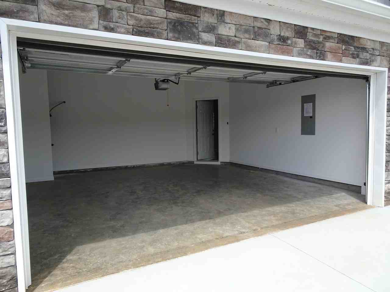 397 Highland Pointe Dr - Photo 3 of 11