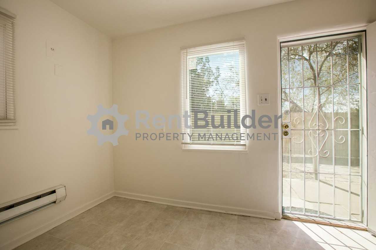 402 Richmond Dr. SE - Photo 2 of 10