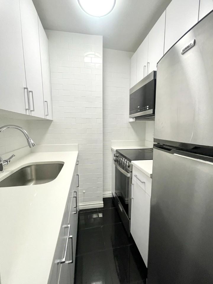 W 55th St #7E - Photo 4 of 12