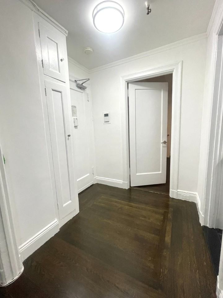 W 55th St #7E - Photo 5 of 12