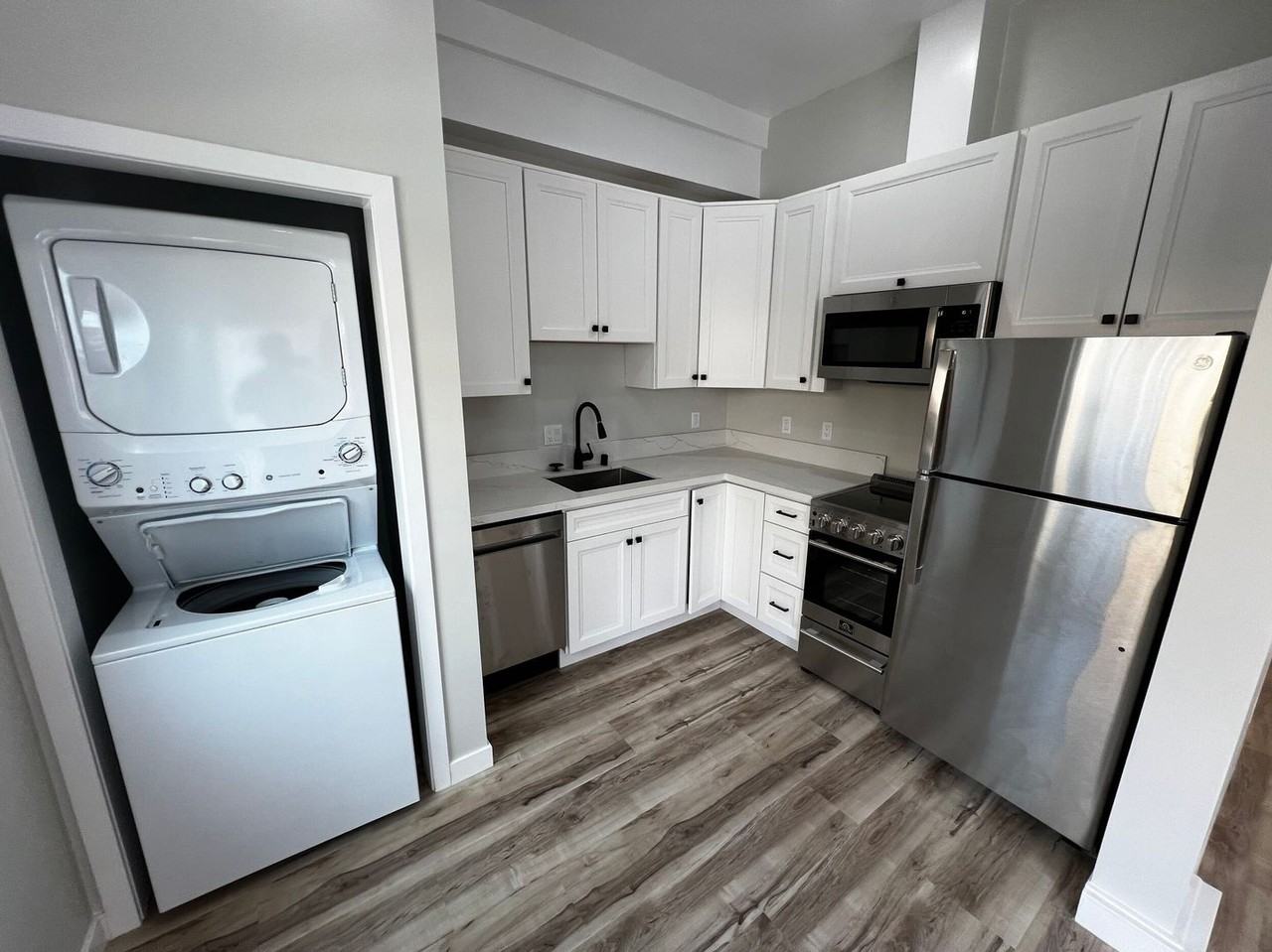 3674 Villa Terrace - Photo 4 of 9