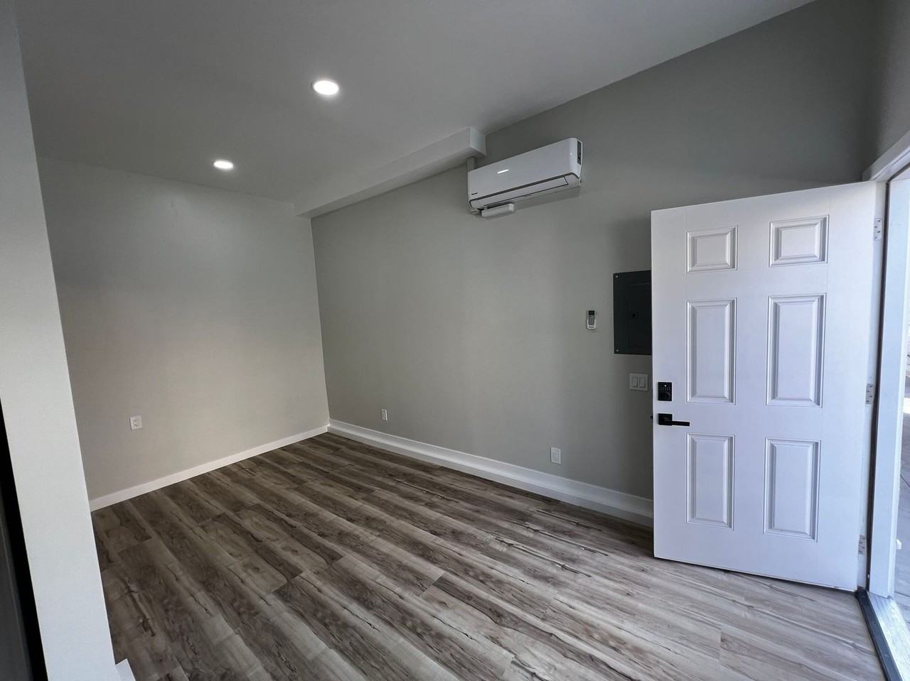 3674 Villa Terrace - Photo 6 of 9