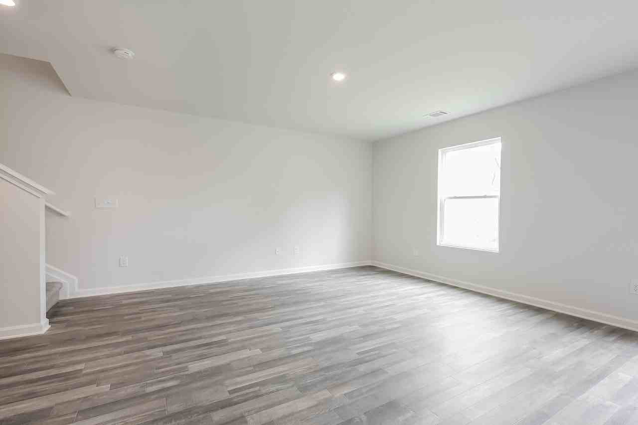 123 Colonial Walk - Photo 3 of 19
