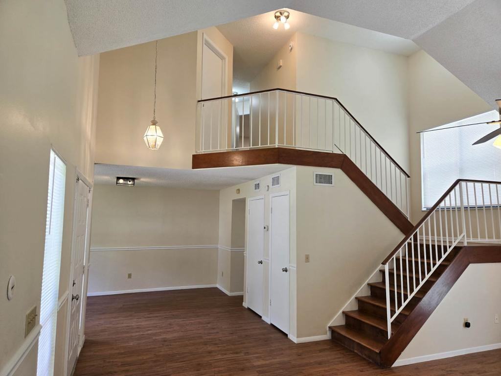 1232 Woodridge Ct - Photo 6 of 38