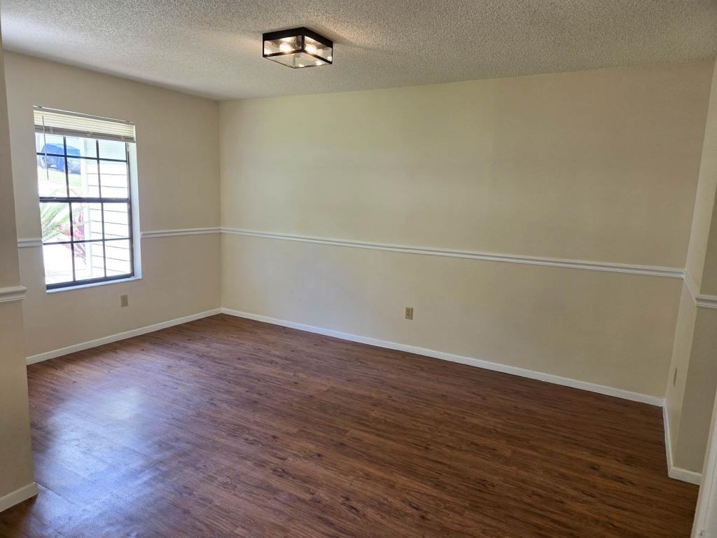 1232 Woodridge Ct - Photo 7 of 38