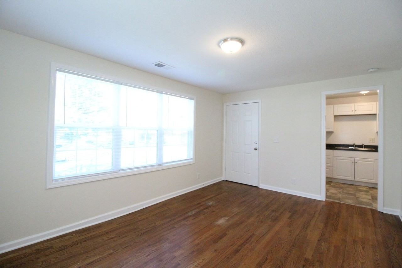 4416 S Parkway Dr - Photo 3 of 8