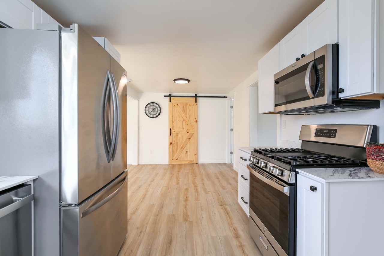 285 Se Quaker St - Photo 2 of 23