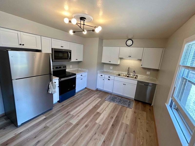 1121 Summit Ave - Photo 4 of 19