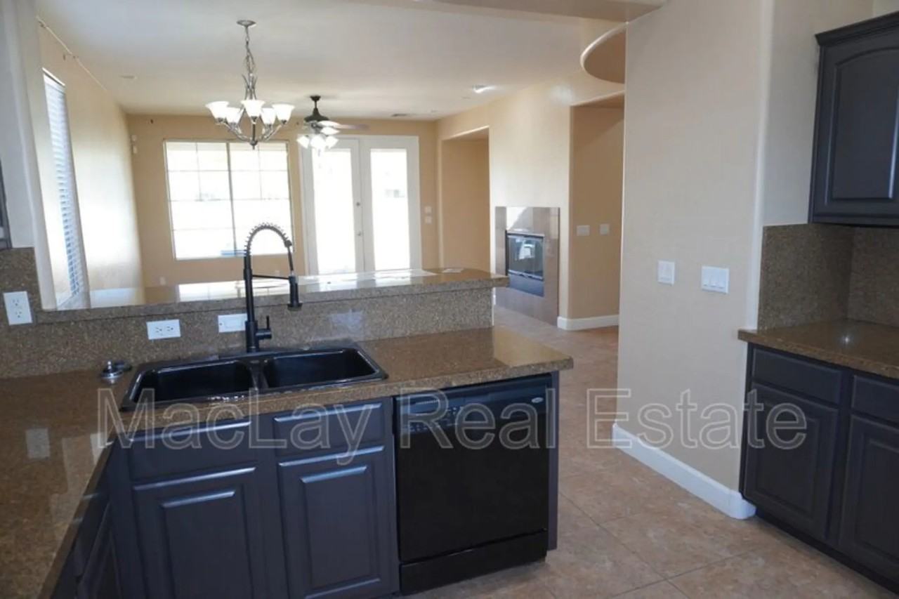 270 W Wisteria Pl - Photo 3 of 32