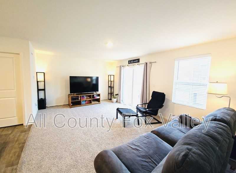 1480 Yosemite Way - Photo 4 of 20