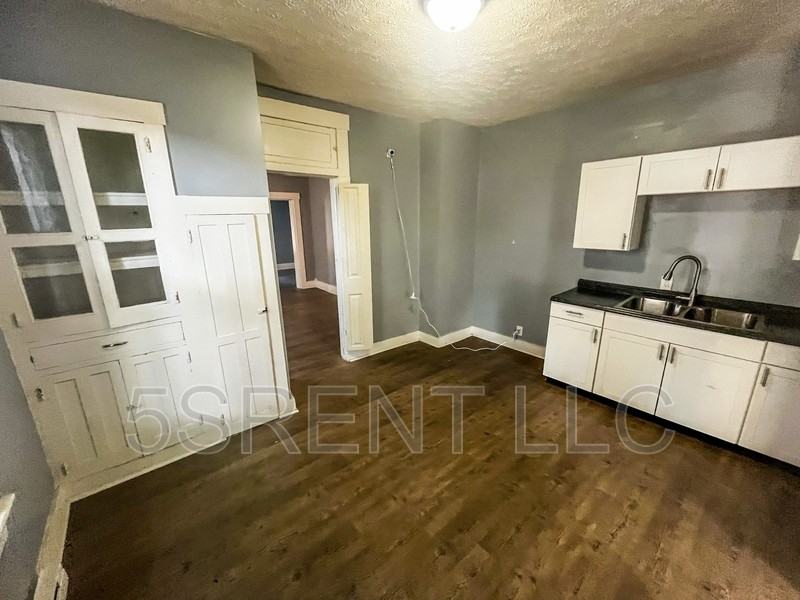 406 Gray Ave - Photo 3 of 12