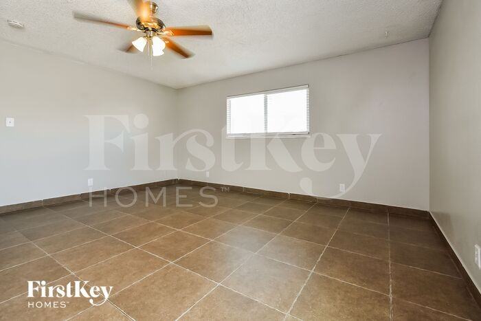 921 Palmhurst Dr - Photo 3 of 16