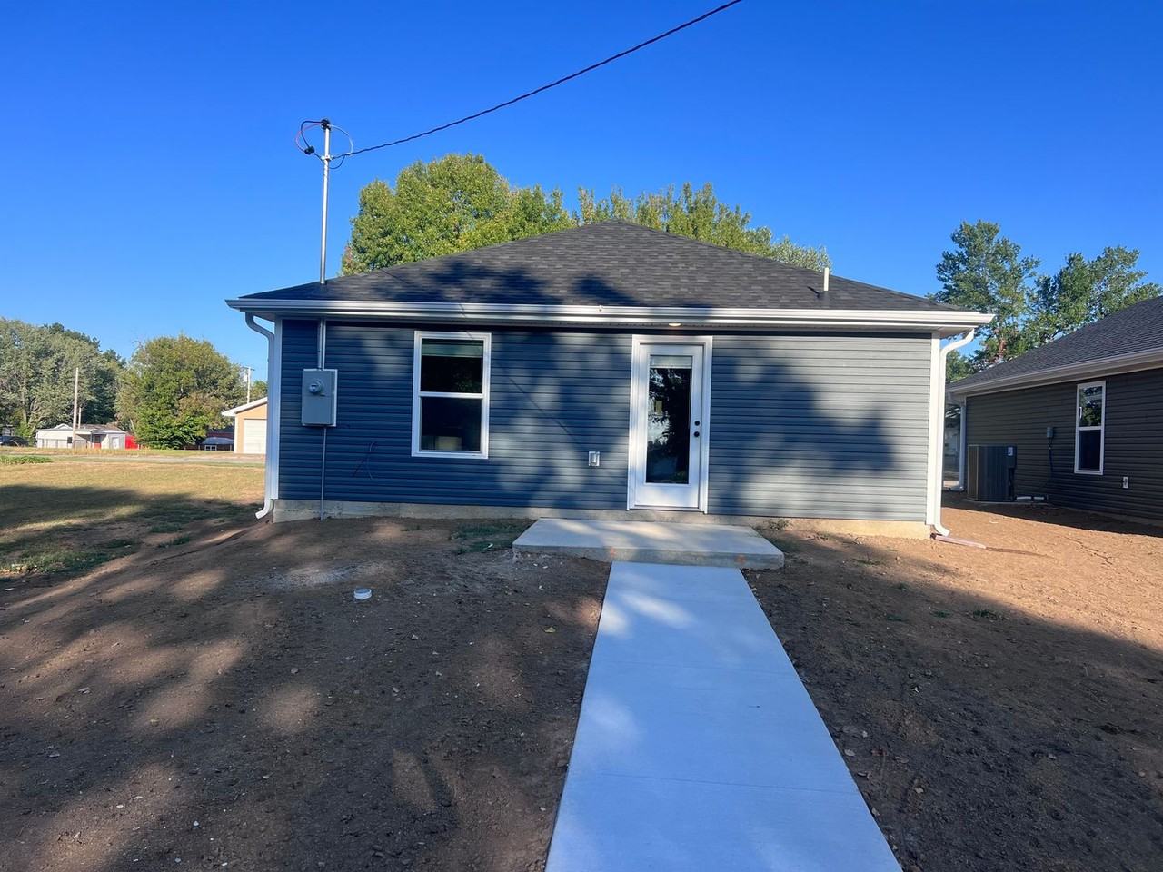 608 S Cowgill St - Photo 2 of 8