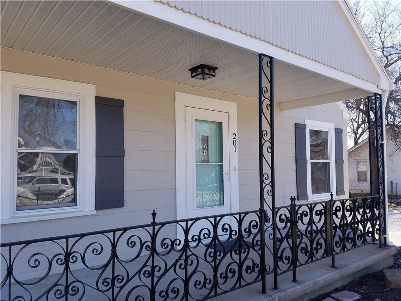 201 W 77th Ter - Photo 2 of 23