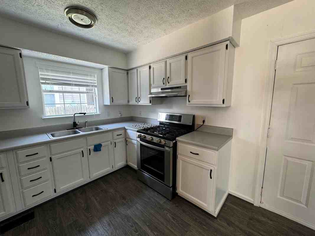 400 W 30th St - Photo 6 of 13