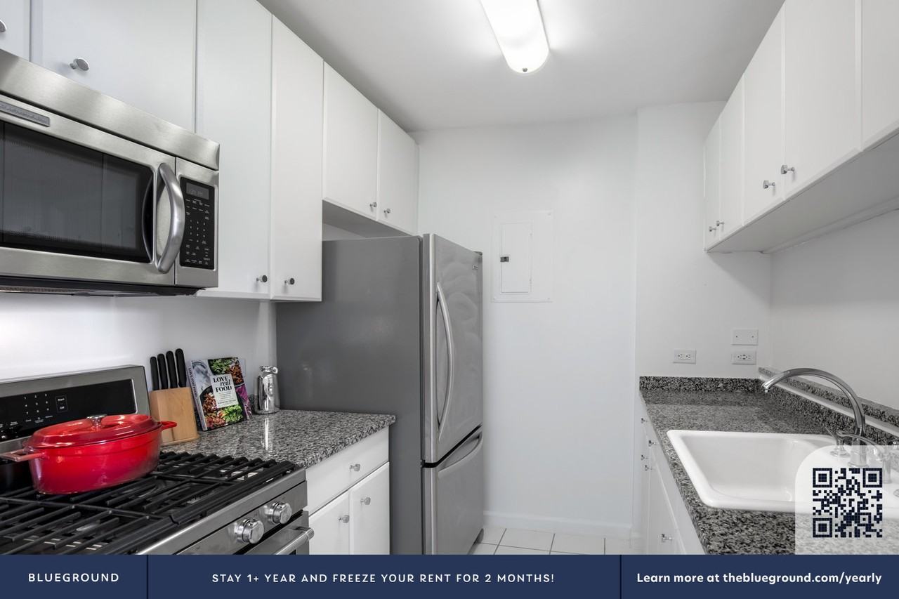 400 Chambers Street - Photo 7 of 38