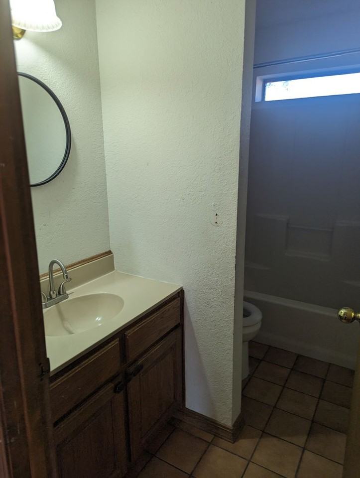 834 W Hester St - Photo 3 of 18