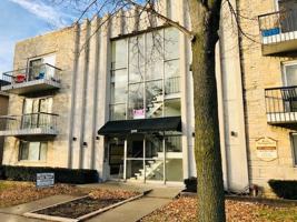 featured image of 2555 N Oakland Ave