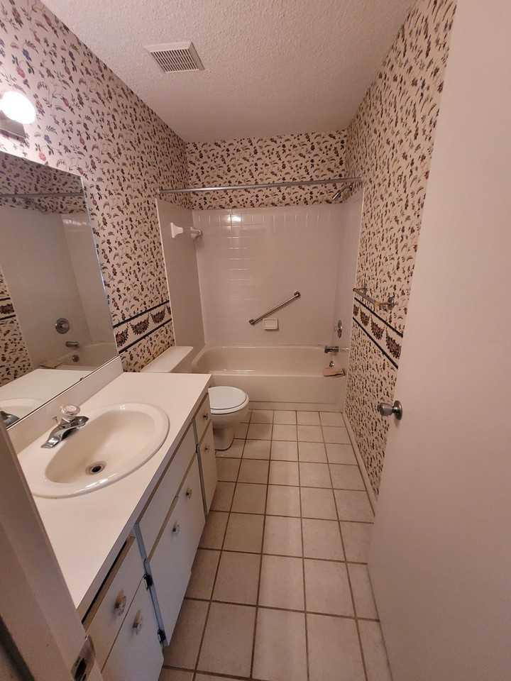 8530 Southwest 90th Street #B - Photo 5 of 22