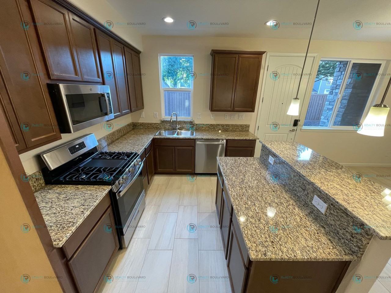 907 W End St - Photo 5 of 50