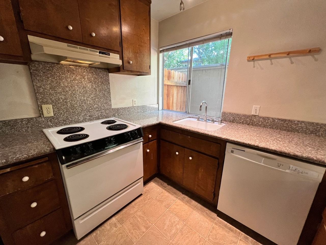 1571 Drake Dr - Photo 5 of 24