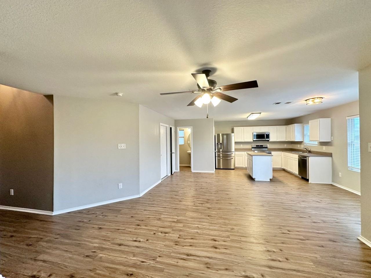 3306 Regency Ct - Photo 4 of 34