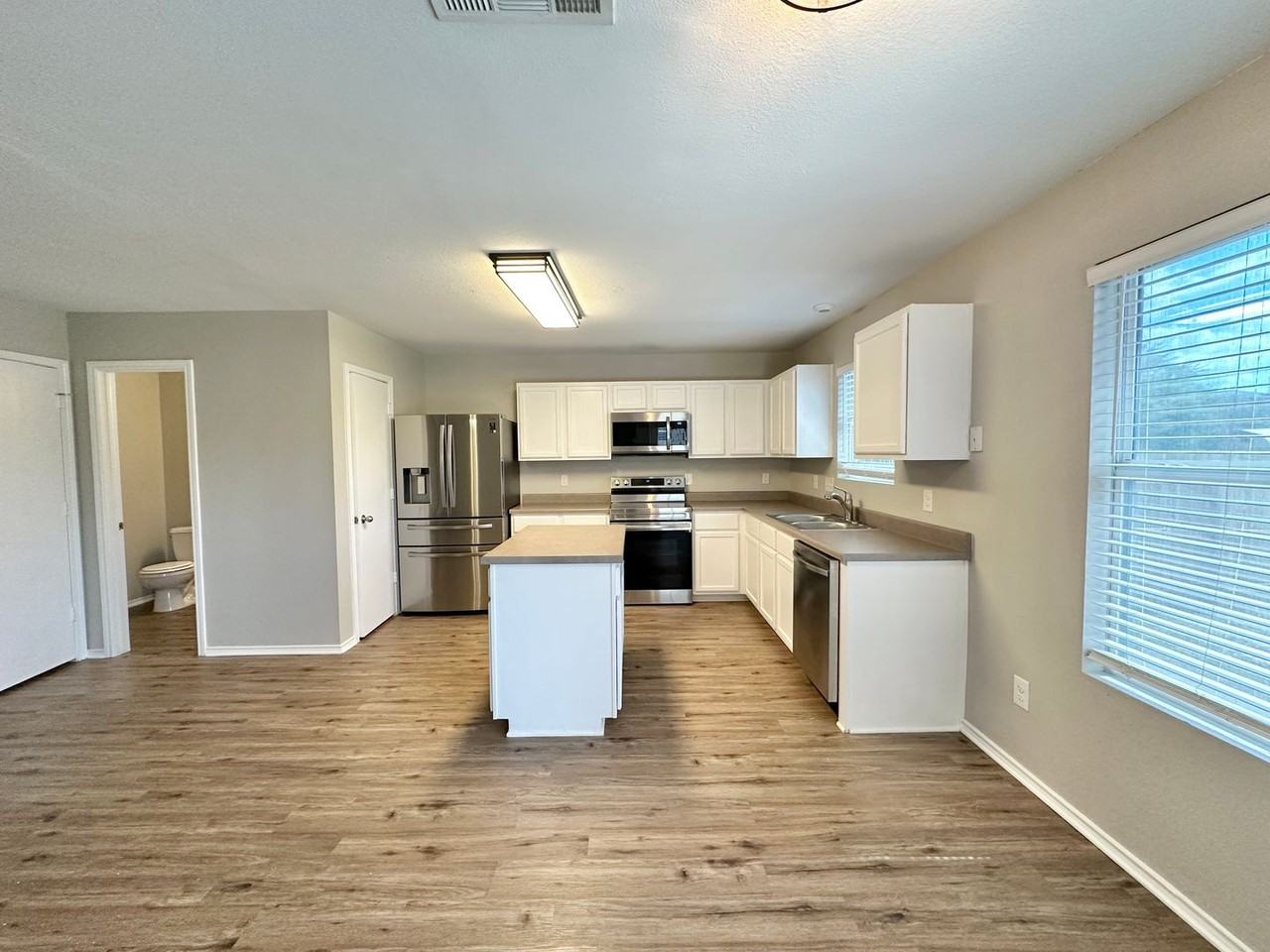 3306 Regency Ct - Photo 7 of 34