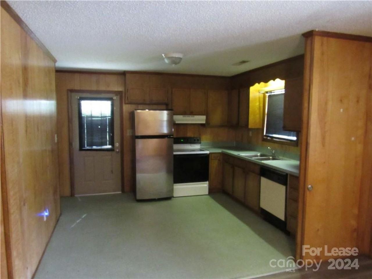 405 W Chestnut St - Photo 2 of 14