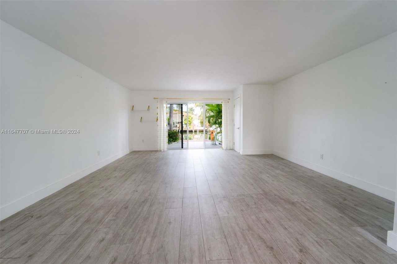 2203 Ne 123rd St - Photo 2 of 8