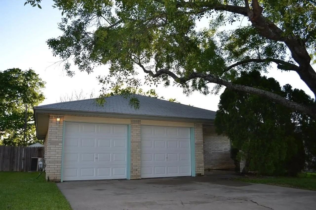 2316 Stratford Dr - Photo 2 of 21