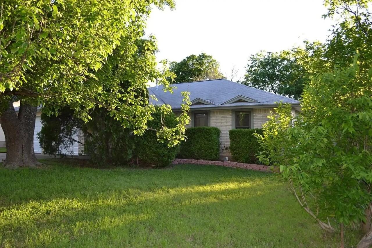 2316 Stratford Dr - Photo 3 of 21