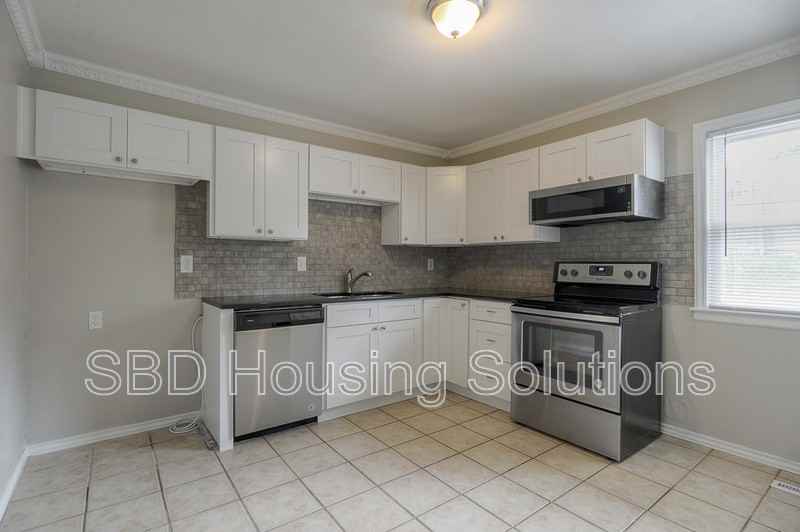 505 Ne 67th Pl - Photo 3 of 7