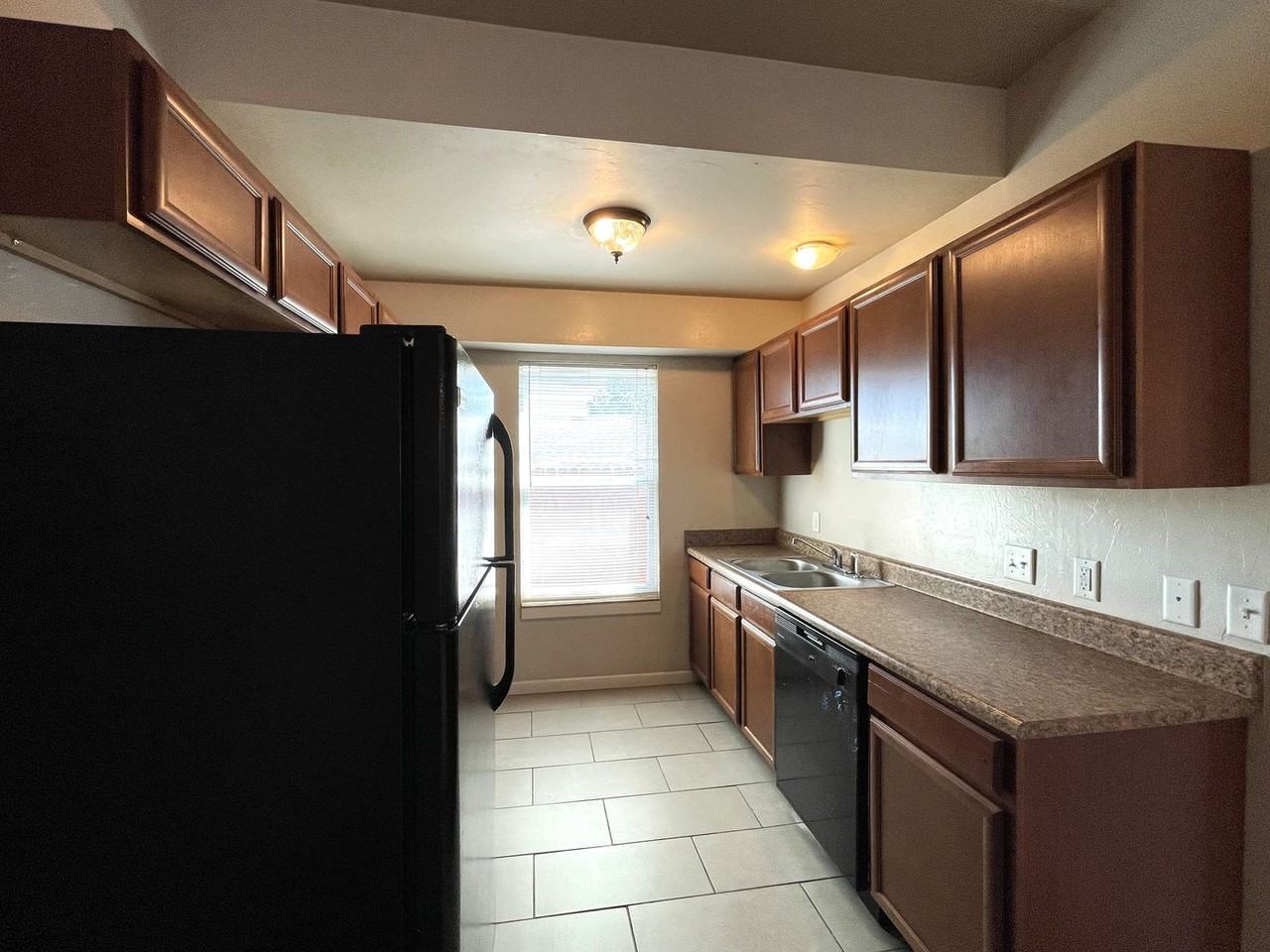 Eng Duplex~B - Photo 3 of 14