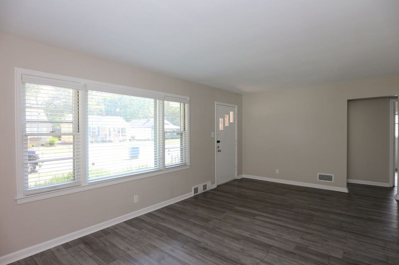 5838 Primrose Ave - Photo 3 of 17