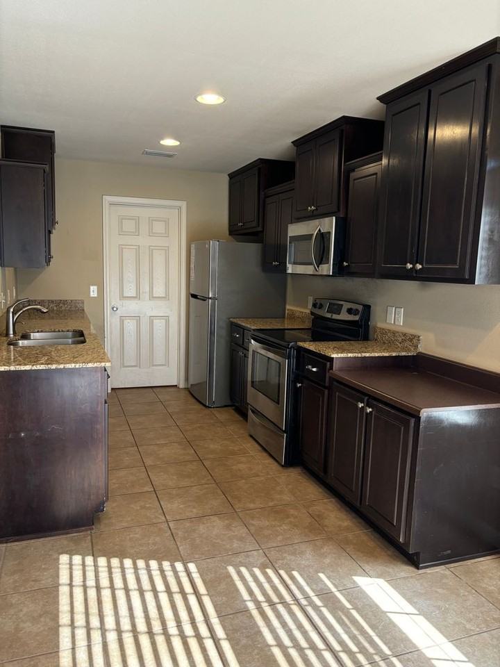 2902 Patricia Ann Ln - Photo 2 of 11