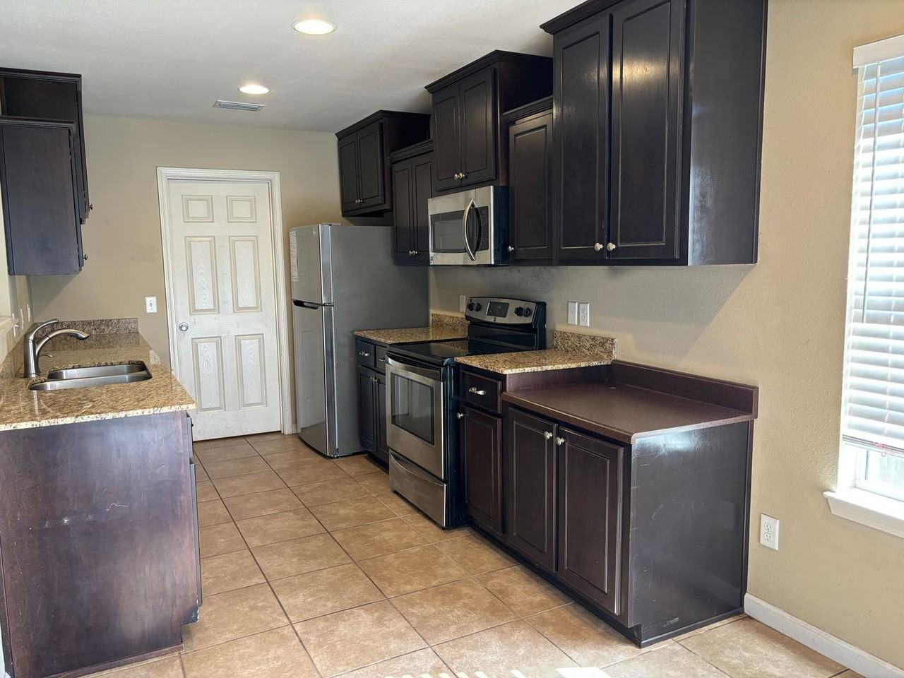 2902 Patricia Ann Ln - Photo 3 of 11