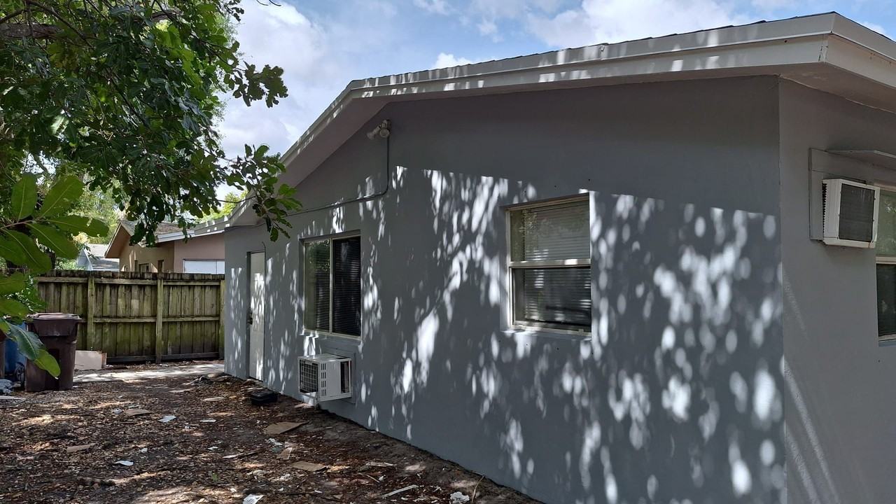 1808 SW 11th Court - Photo 5 of 9