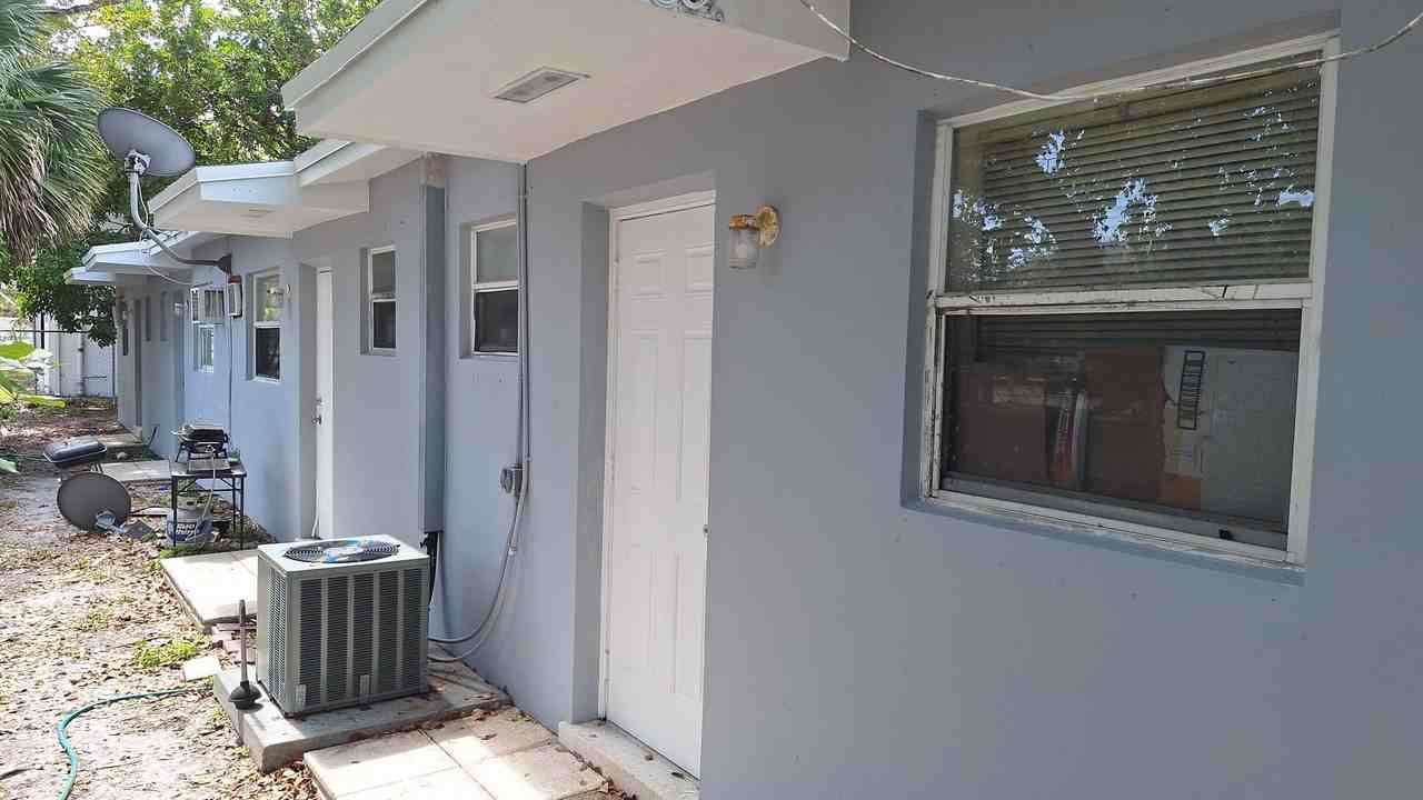 1808 SW 11th Court - Photo 7 of 9