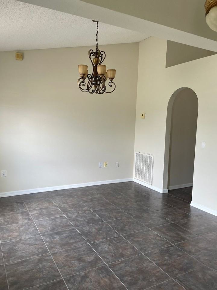 1412 Hathaway Ave - Photo 2 of 12