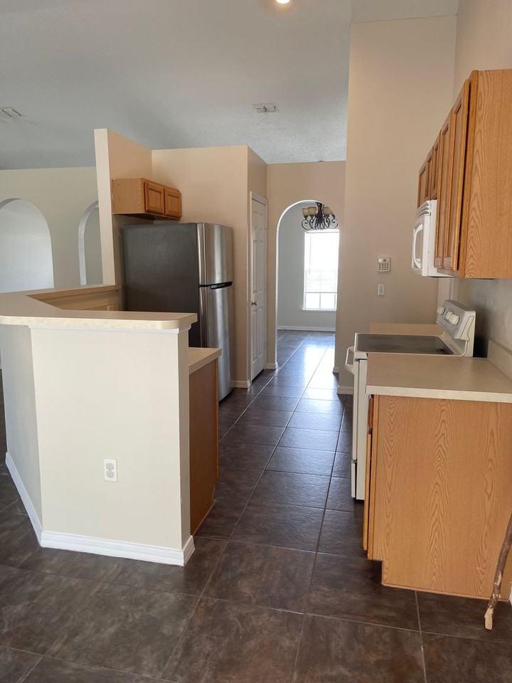 1412 Hathaway Ave - Photo 5 of 12