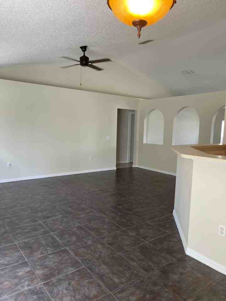 1412 Hathaway Ave - Photo 6 of 12
