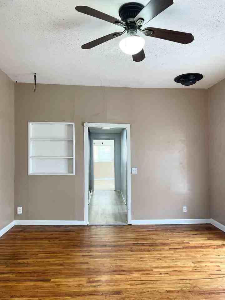 21 E Avenue E - Photo 3 of 24