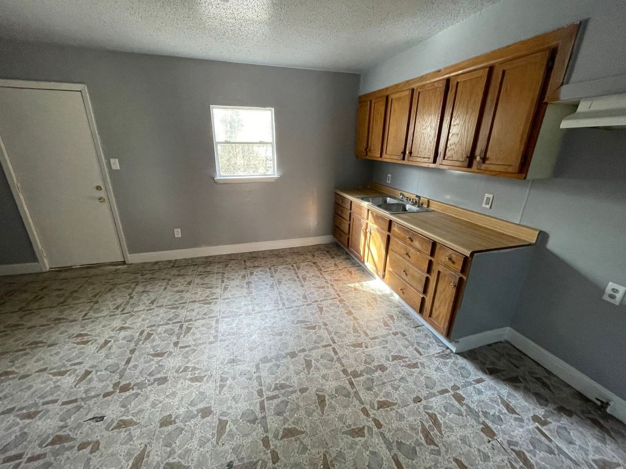 2955 Hattie St - Photo 3 of 6